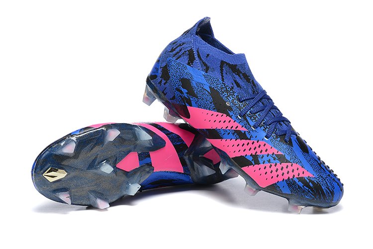 Chuteiras Adidas Predator 23 FG azuis e roxas com cadarços.