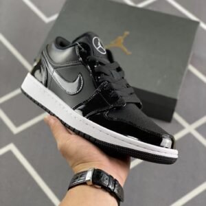 Nike Air Jordan 1 Low com acabamento em laca preta e branca